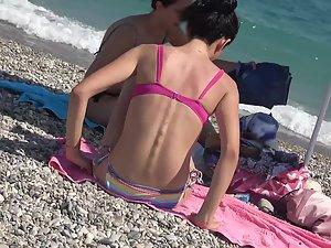 Loose bikini top spotted on beach Picture 8