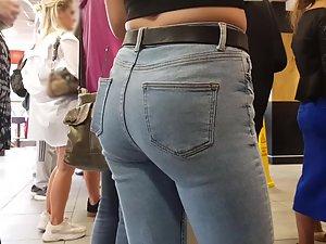Neat ass in tight jeans at a fast food Picture 1