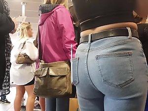 Neat ass in tight jeans at a fast food Picture 4
