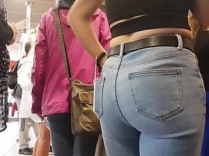 Neat ass in tight jeans at a fast food Picture 5