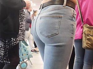Neat ass in tight jeans at a fast food Picture 7