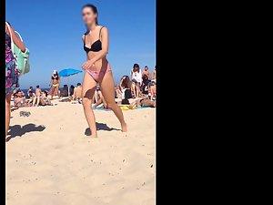 Voyeur doesn't give up on teen brunette on beach Picture 8