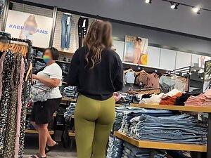 Big booty of an adorable store clerk Picture 1