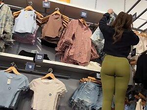 Big booty of an adorable store clerk Picture 3