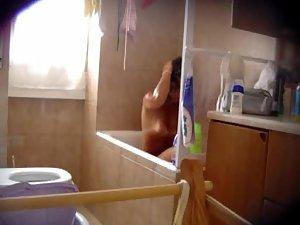 Teen girl spied in the bath tub Picture 6