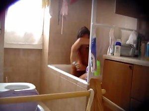 Teen girl spied in the bath tub Picture 7