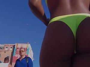 Chocolate booty wiggles in yellow bikini thong Picture 5