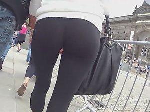 Little round ass in ultra tight leggings Picture 1