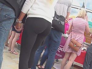 Little round ass in ultra tight leggings Picture 7