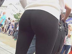 Little round ass in ultra tight leggings Picture 8