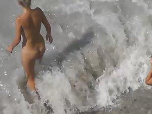 Peeping on nude butts while they play in water Picture 6