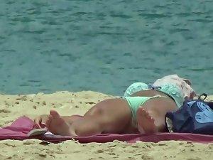 Pussy bulge and cameltoe in bikini Picture 5