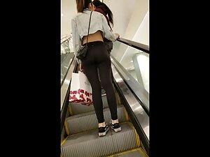 Tall hottie noticed in shopping mall Picture 3