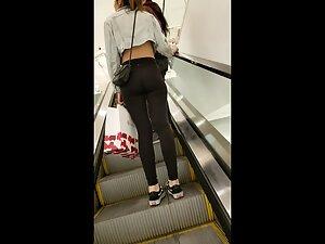 Tall hottie noticed in shopping mall Picture 4
