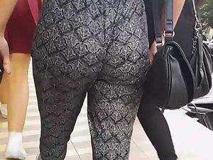 Jiggling ass with an amazing swag