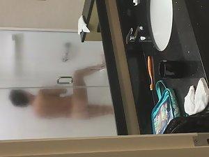 Quick peep on nude woman in shower Picture 2