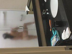 Quick peep on nude woman in shower Picture 4