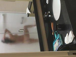 Quick peep on nude woman in shower Picture 5