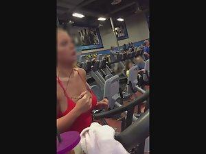 Big bouncy boobs on treadmill Picture 8