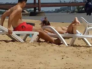 Voyeur checks out lucky guy's curvy girlfriend on beach Picture 2