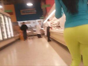 Checking out how she achieves such fine big booty Picture 1