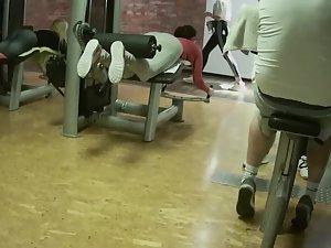 Spying a curvy girl learning how to exercise Picture 8