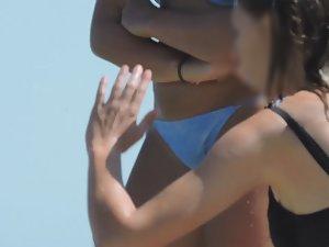 Voyeur examines hot wet girl on the beach Picture 7