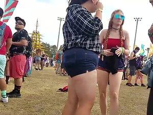 Party girl shows bubble butt in thong leotard Picture 3