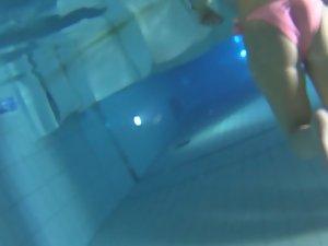 Underwater spying of perfect ass in pink bikini Picture 1