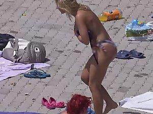 Blonde's accidental nudity by the pool Picture 7