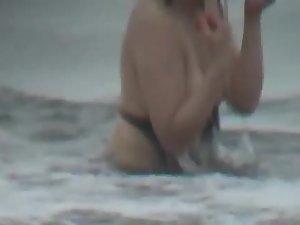 Her boob fell out of a bikini Picture 5