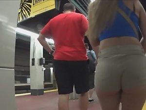 Young round ass in subway Picture 3