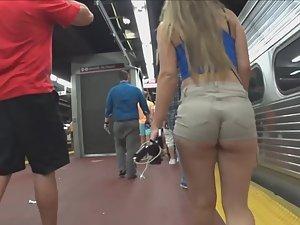 Young round ass in subway Picture 4