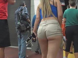 Young round ass in subway Picture 6
