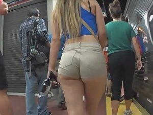 Young round ass in subway