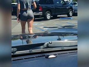 Voyeur turns his car around to see a hot ass Picture 5