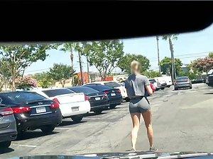 Voyeur turns his car around to see a hot ass Picture 7