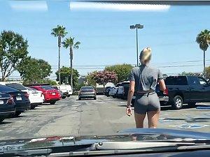 Voyeur turns his car around to see a hot ass Picture 8