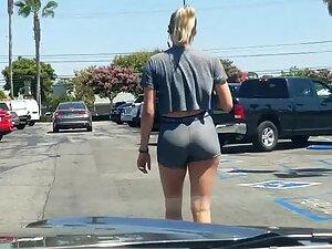 Voyeur turns his car around to see a hot ass