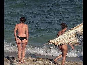 Hot woman relaxes in topless Picture 3