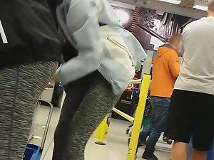 Hot ass bending over at the cashier in supermarket Picture 2