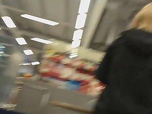 Hot ass bending over at the cashier in supermarket Picture 3