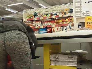 Hot ass bending over at the cashier in supermarket Picture 5