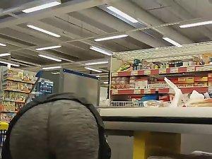 Hot ass bending over at the cashier in supermarket Picture 6