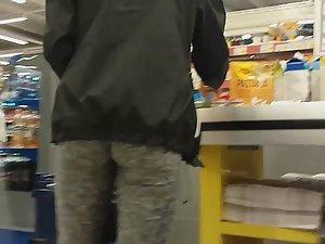 Hot ass bending over at the cashier in supermarket Picture 7