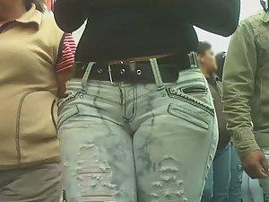 She fills her torn jeans to full capacity Picture 3