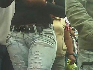 She fills her torn jeans to full capacity Picture 4
