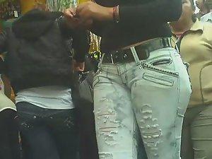She fills her torn jeans to full capacity Picture 7