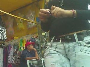 She fills her torn jeans to full capacity Picture 8