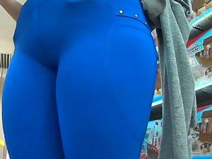 Superb cameltoe on her blue pants Picture 2